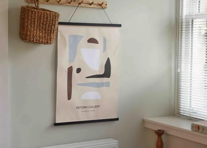 Fully Licensed In Peaceful Neighbourhood Edinburgh