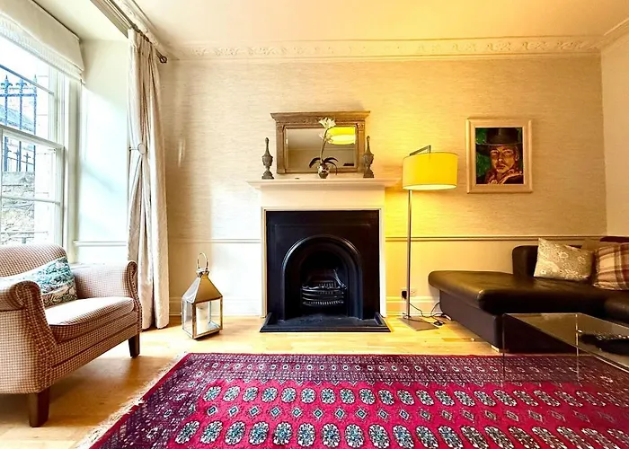 Cozy 1 Bed Garden Flat In The New Town Centre Lägenhet