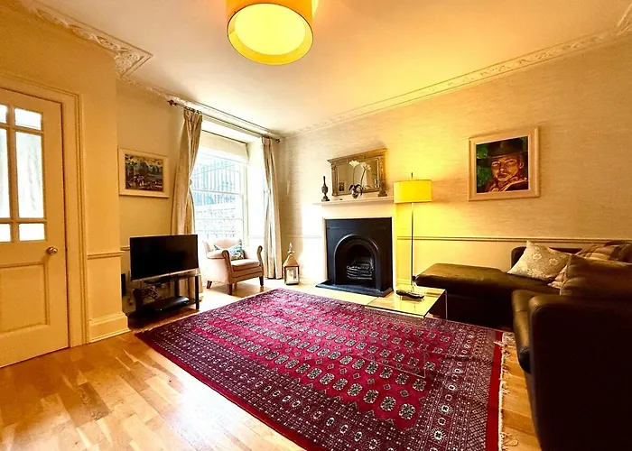 Cozy 1 Bed Garden Flat In The New Town Centre דירה *