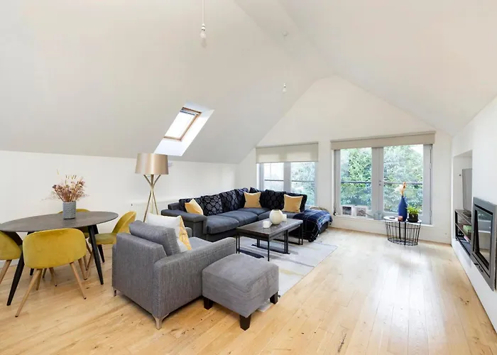Chic 3-bedroom 2-storey House Near Centre With Free Parking Edinburgh