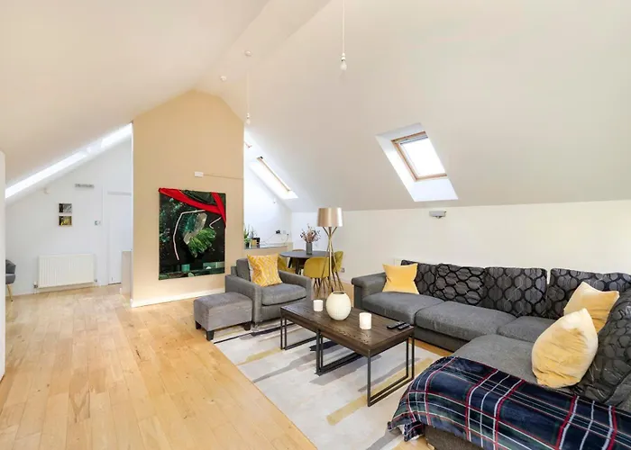 Chic 3-bedroom 2-storey House Near Centre With Free Parking