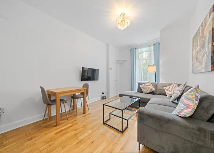 Modern Holyrood 1 Bedroom - דירה