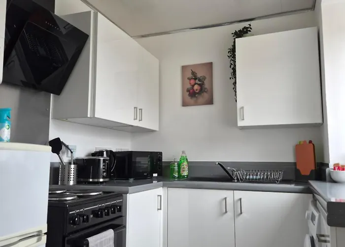 Bright 2 Bedroom Apartment, Close To Uni, Free Parking, Fast Wi-fi *