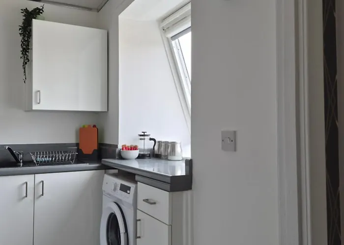 Bright 2 Bedroom Apartment, Close To Uni, Free Parking, Fast Wi-fi Apartment *