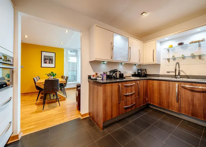 Weston's Penthouse Sleep 10, 6 Beds Free Parking