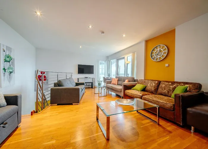 Daire Weston's Penthouse Sleep 10, 6 Beds Free Parking *