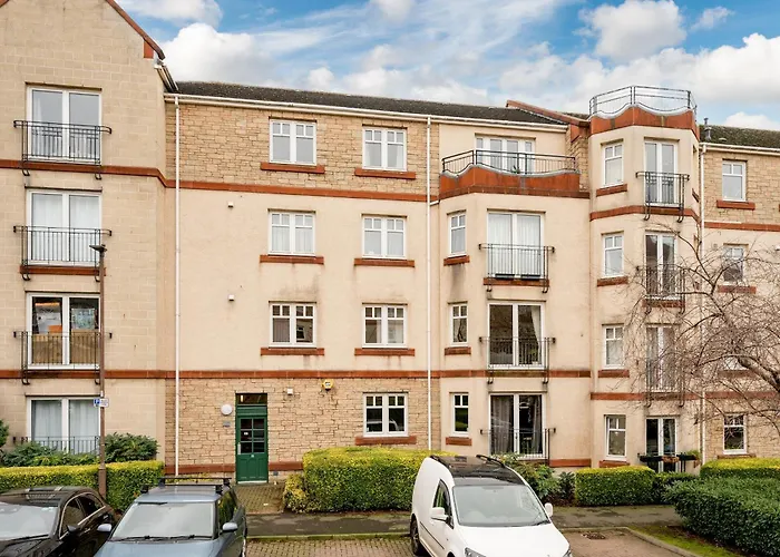 Stylish 2-bed Flat With Balcony Near Haymarket - Pass The Keys *