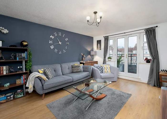 Daire Stylish 2-bed Flat With Balcony Near Haymarket - Pass The Keys *