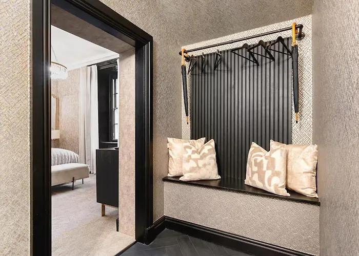 Near Transport - Hot Tub - Fireplace - Sleeps 2