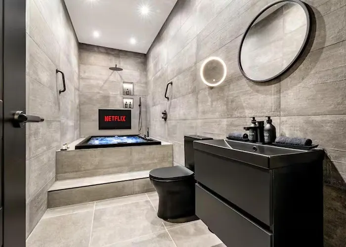 Near Transport - Hot Tub - Fireplace - Sleeps 2 *