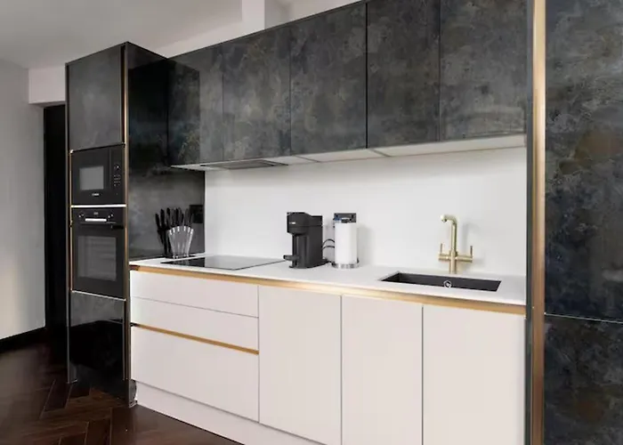 Near Transport - Hot Tub - Fireplace - Sleeps 2 Appartement *