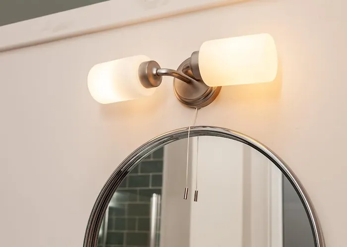 Victorian - Centre - Free Car Space *