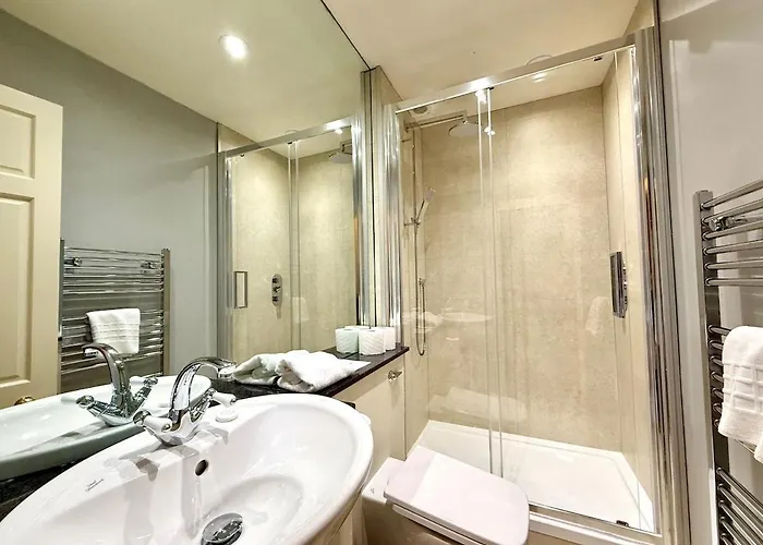 Cozy 1 Bed Garden Flat In The New Town Centre