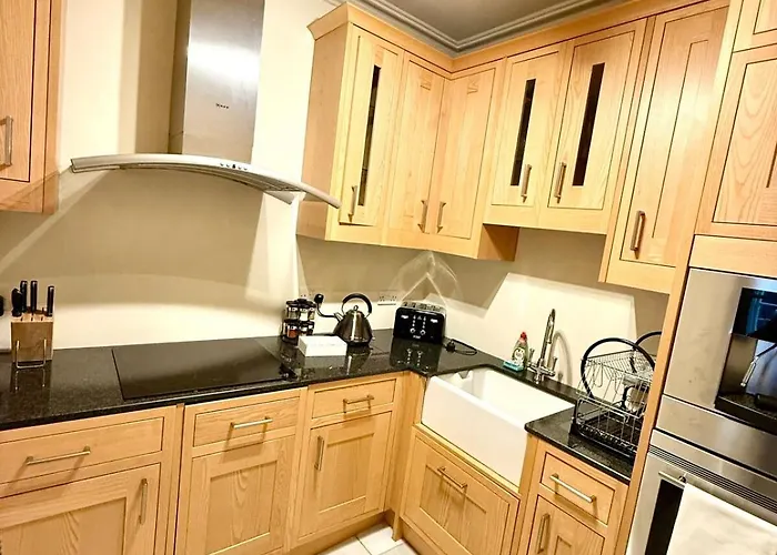 Cozy 1 Bed Garden Flat In The New Town Centre *