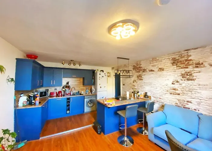 Two-bedroom Retreat Close To Sites Apartment *