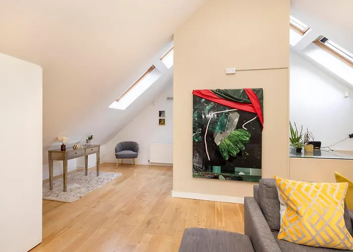 Chic 3-bedroom 2-storey House Near Centre With Free Parking Apartment *