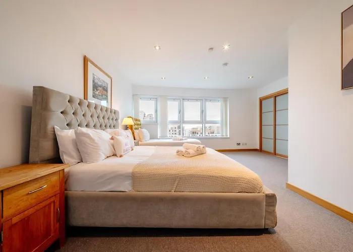 Weston's Penthouse Sleep 11, 8 Beds Free Parking Lejlighed *
