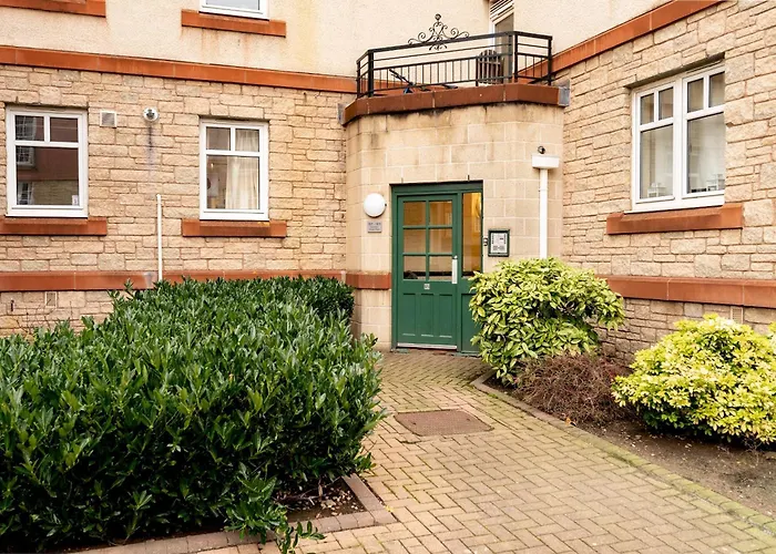 Stylish 2-bed Flat With Balcony Near Haymarket - Pass The Keys * Edinburgh