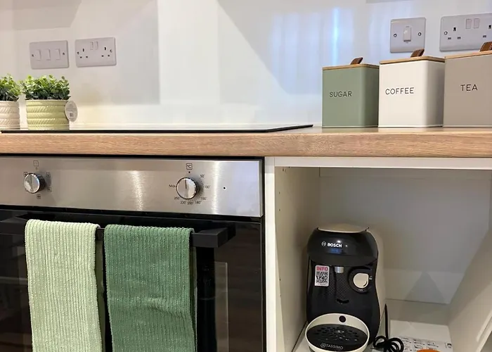 7 Min From Airport 2 Bedroom Apartment *