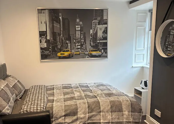 Lovely Quiet Flat Near Centre דירה אדינבורו