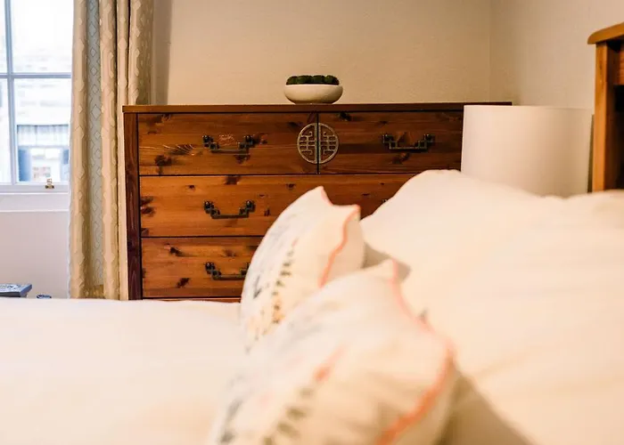 3 Bed Traditional On Picturesque Victoria St Apartman *