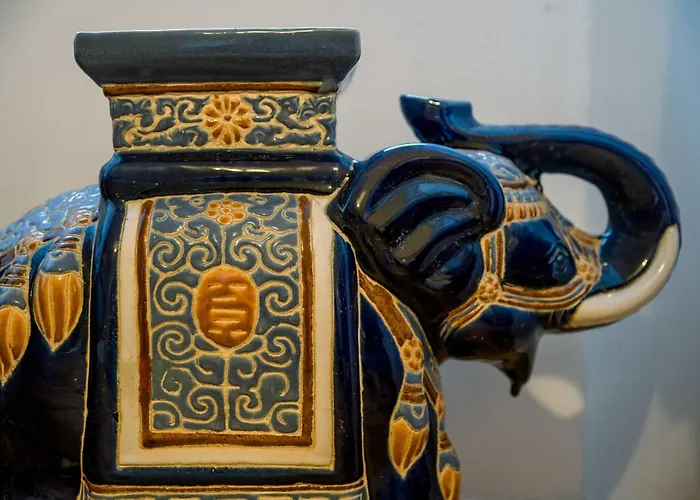 3 Bed Traditional On Picturesque Victoria St * Edinburgh