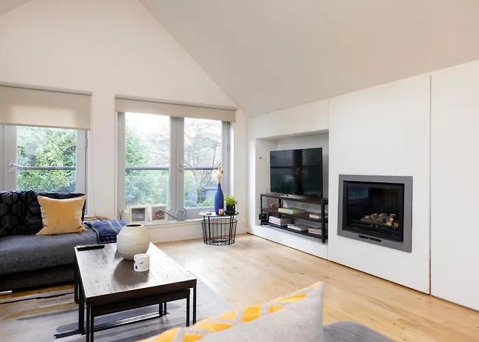 Chic 3-bedroom 2-storey House Near Centre With Free Parking 에든버러