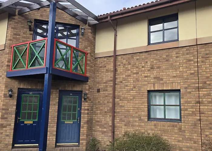 Fettes - Homely 2bd In Quiet Development Daire