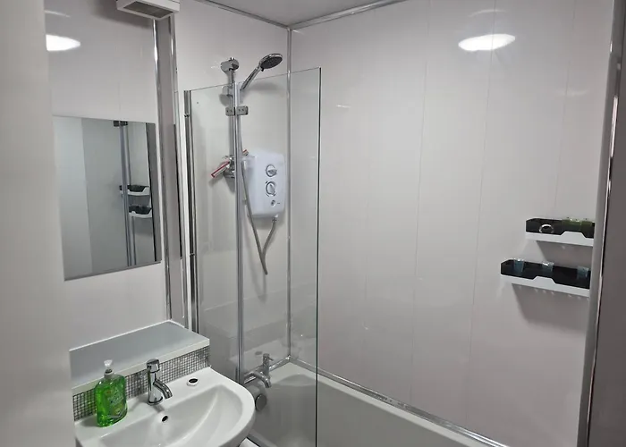 Bright 2 Bedroom Apartment, Close To Uni, Free Parking, Fast Wi-fi Apartment *