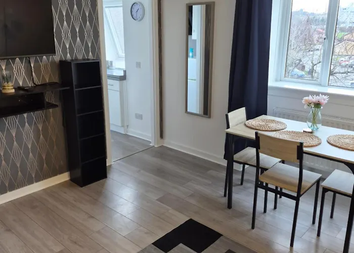Bright 2 Bedroom Apartment, Close To Uni, Free Parking, Fast Wi-fi * Edinburgh