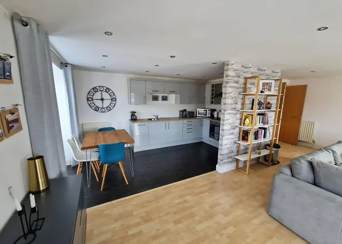 Spacious, Sunny Leith Apartment Edinburgh