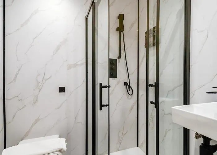 Bottom Of Royal Mile 7 Beds Sleeps 12 3 Bthrooms Apartment Edinburgh