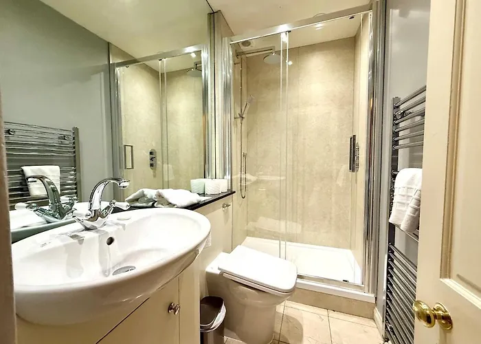 Cozy 1 Bed Garden Flat In The New Town Centre דירה