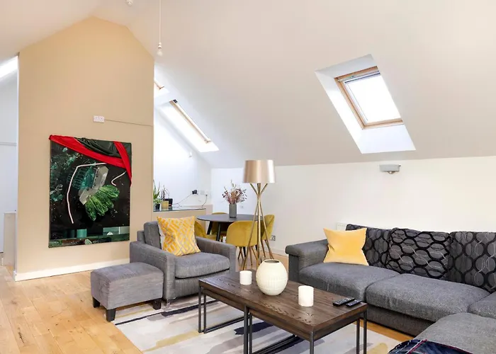 Chic 3-bedroom 2-storey House Near Centre With Free Parking 아파트 *
