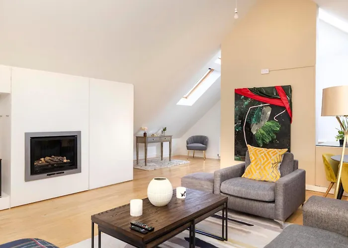 아파트 Chic 3-bedroom 2-storey House Near Centre With Free Parking