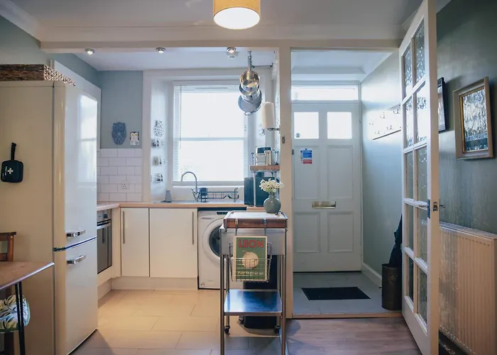 Snug 1 Bed In Edinburgh's Juniper Apartment *