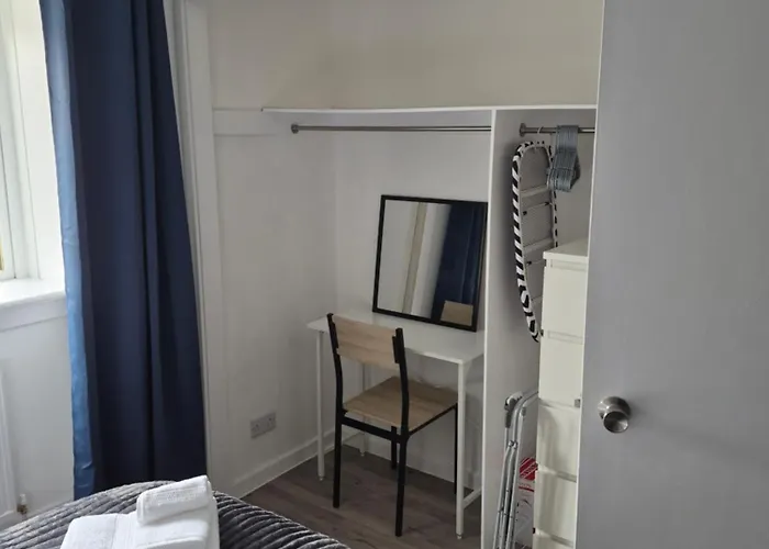 Bright 2 Bedroom Apartment, Close To Uni, Free Parking, Fast Wi-fi Apartment *