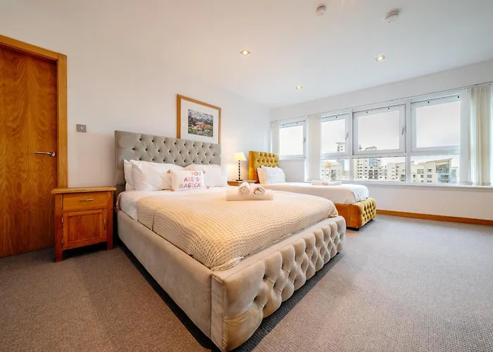 Weston's Penthouse Sleep 10, 6 Beds Free Parking * אדינבורו