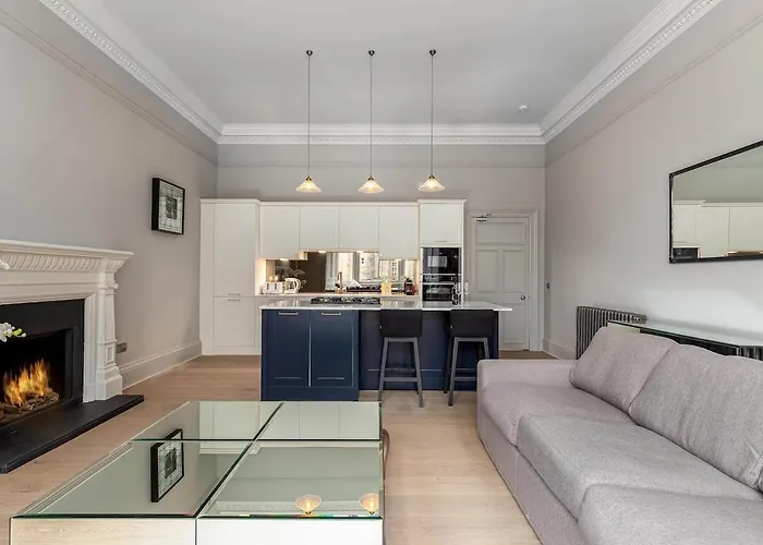 Victorian - Centre - Free Car Space