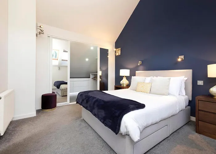 Chic 3-bedroom 2-storey House Near Centre With Free Parking 아파트