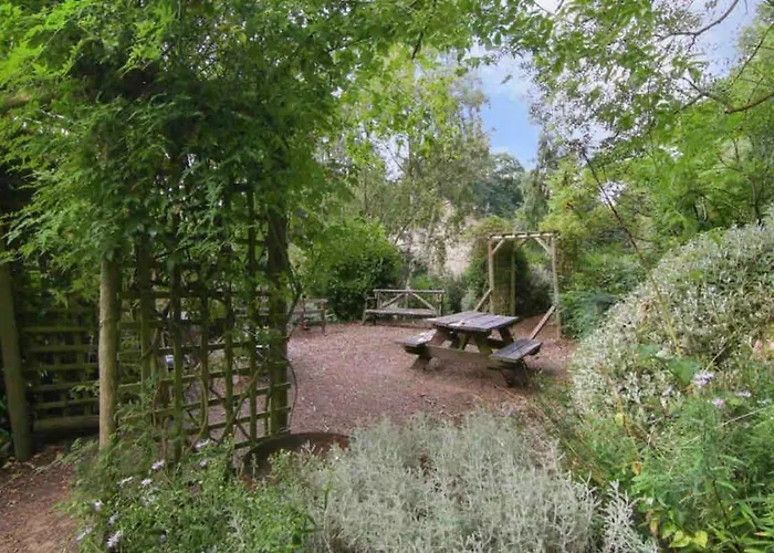 Tranquil 2 Bed Flat, Free Parking, Near Murrayfield & Centre *