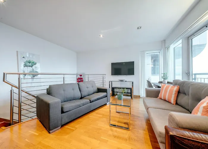 Weston's Penthouse Sleep 10, 6 Beds Free Parking דירה