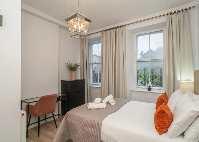 Charming 2-bed Flat Steps From The Royal Mile - Pass The Keys * Edynburg
