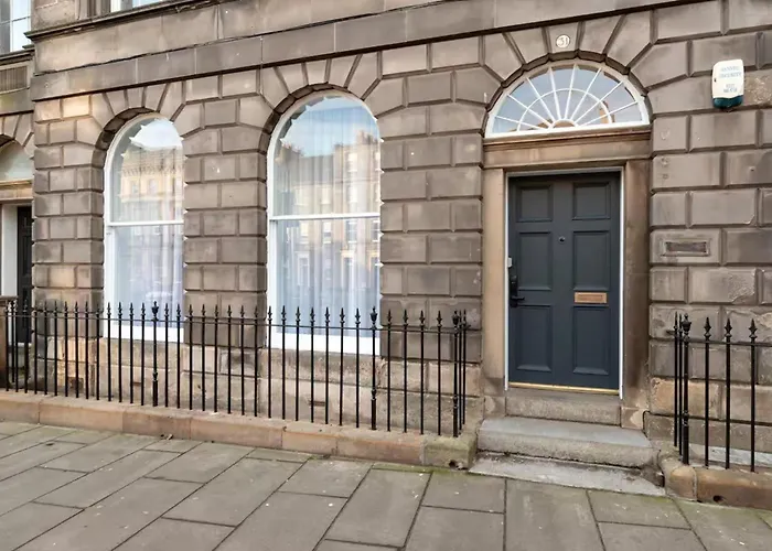 Family Small Group - Parking - Wifi - Sleeps 6 Apartment *