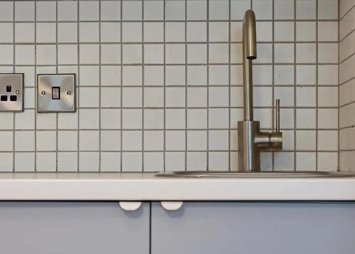 Fully Licensed In Peaceful Neighbourhood *