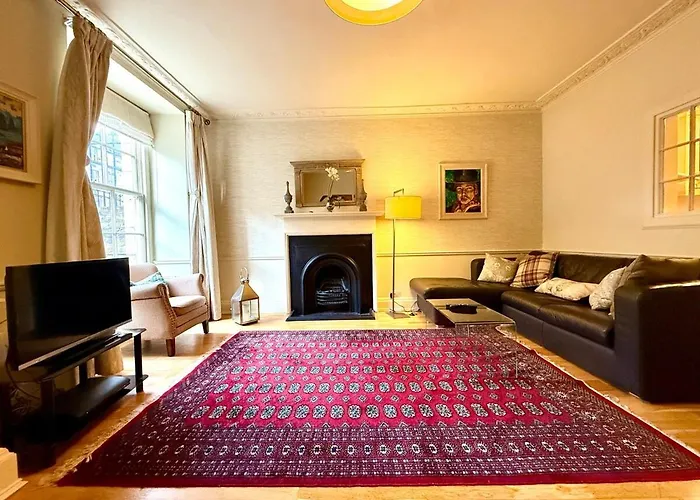 Cozy 1 Bed Garden Flat In The New Town Centre