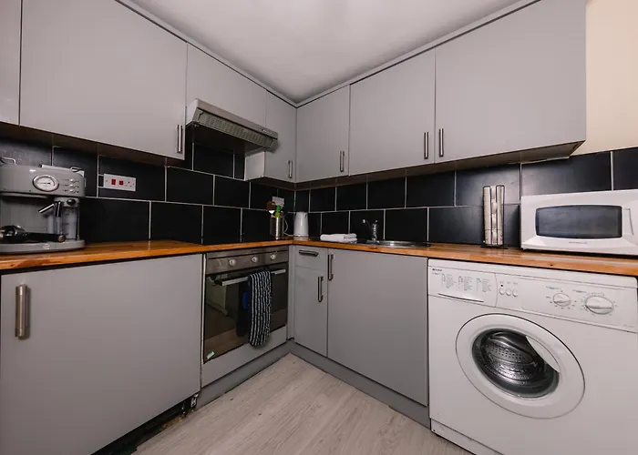 Charming And Spacious Getaway 3 דירה *