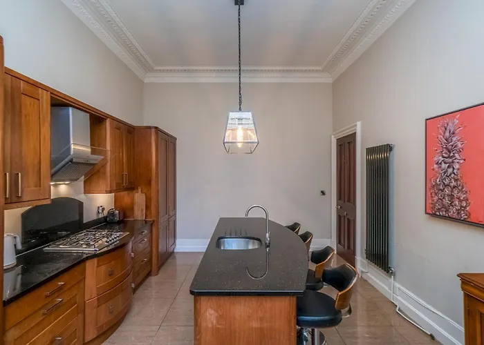 Apartment Georgian Elegance With Patio Garden West End - Pass The Keys