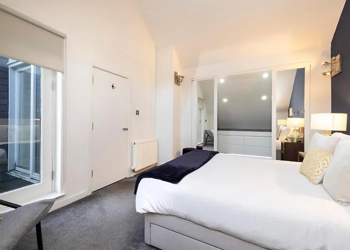 Chic 3-bedroom 2-storey House Near Centre With Free Parking *