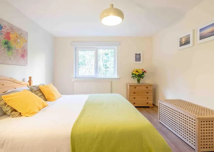 Tranquil 2 Bed Flat, Free Parking, Near Murrayfield & Centre Edinburgh
